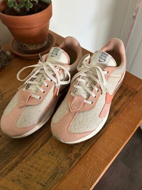 Nike Women’s Pink/White sun club Sneakers